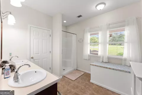 Bath - 1020 Easy St, Toccoa, GA 30577 photo 1 of 3