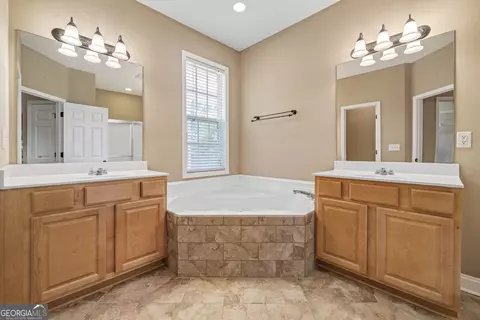 Bath - 7913 Pea Ridge Rd, Lula, GA 30554 photo 1 of 6