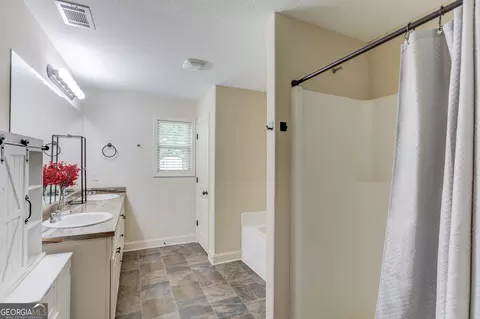 Bath - 154 Rolling Oaks Ln, Colbert, GA 30628 photo 2 of 6