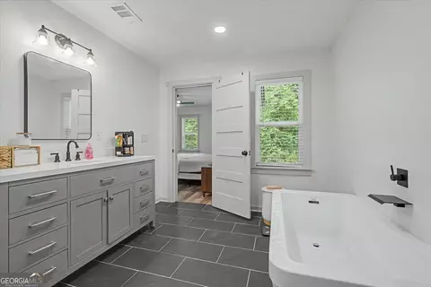 Bath - 2356 Five Points Rd, Waco, GA 30182 photo 5 of 5
