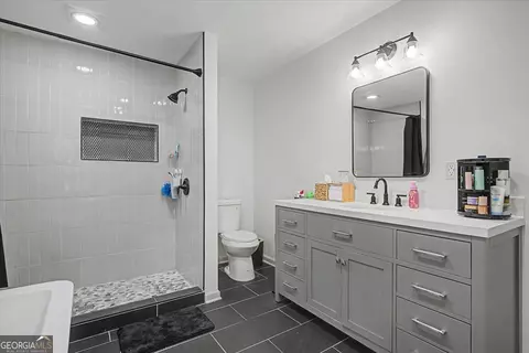 Bath - 2356 Five Points Rd, Waco, GA 30182 photo 4 of 5