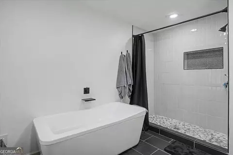 Bath - 2356 Five Points Rd, Waco, GA 30182 photo 3 of 5