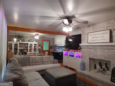 Living - 203 Spring St, Warner Robins, GA 31088 photo 1 of 3