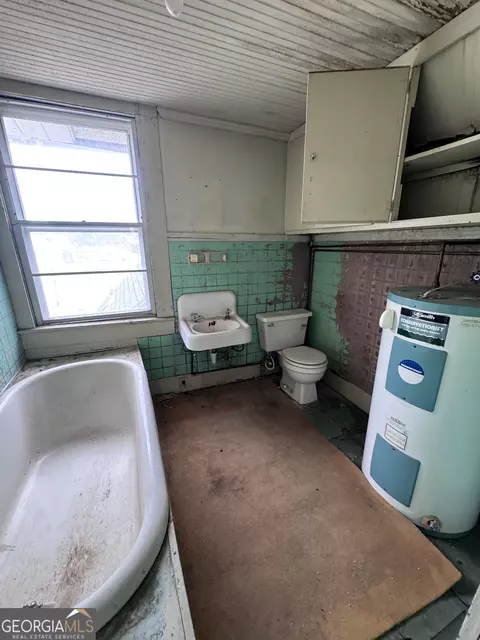 Bath - 526 Academy Ave, Dublin, GA 31021 photo 2 of 2
