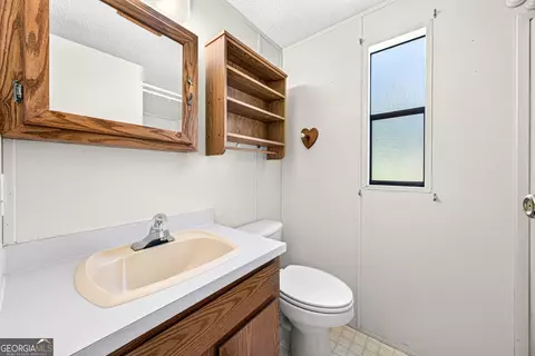 Bath - 451 Defoor Rd, Toccoa, GA 30577 photo 3 of 5
