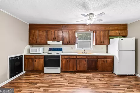 Kitchen - 451 Defoor Rd, Toccoa, GA 30577 photo 5 of 9