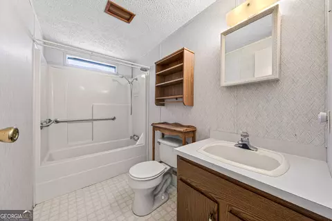 Bath - 451 Defoor Rd, Toccoa, GA 30577 photo 5 of 5
