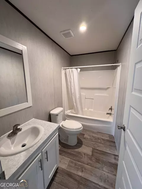 Bath - 558 Mosley Bridge Rd, Claxton, GA 30417 photo 4 of 5