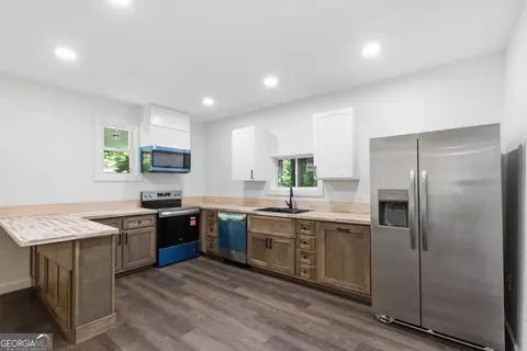 Kitchen - 162 Falls Rd, Toccoa, GA 30577 photo 2 of 2
