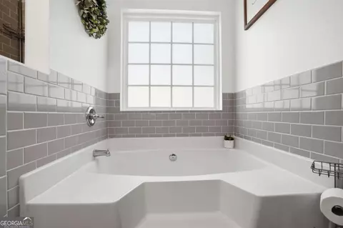 Bath - 378 Baugh St, Commerce, GA 30529 photo 4 of 7