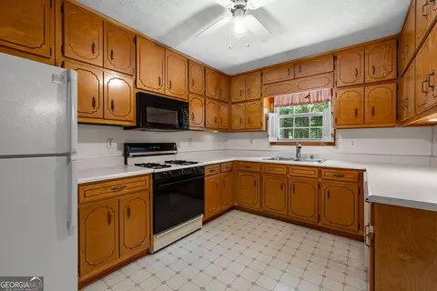 Kitchen - 110 Turner Creek Dr, Hampton, GA 30228 photo 2 of 2