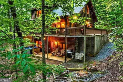 28 Dupont Dr, Blue Ridge, GA 30513