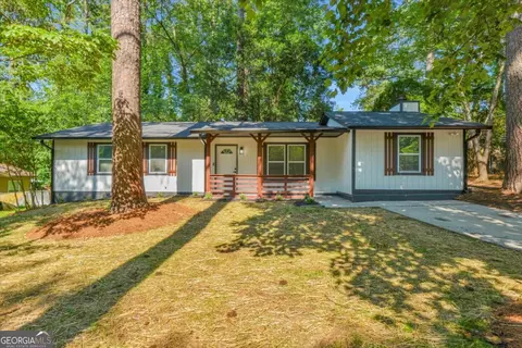 8438 N Pond Dr, Riverdale, GA 30274
