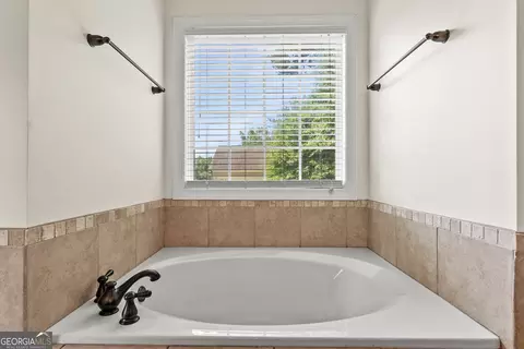 Bath - 3142 Whitlow Creek Dr, Bishop, GA 30621 photo 3 of 5