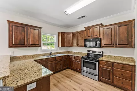 Kitchen - 3142 Whitlow Creek Dr, Bishop, GA 30621 photo 2 of 3