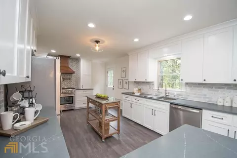 Kitchen - 185 Chimney Spgs, Tyrone, GA 30290 photo 3 of 10