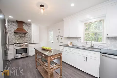 Kitchen - 185 Chimney Spgs, Tyrone, GA 30290 photo 6 of 10
