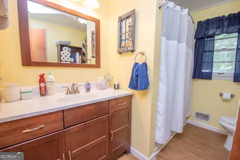 Bath - 124 Marty Ln, Lagrange, GA 30240 photo 2 of 3