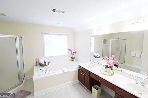 Bath - 12216 Edgewater Dr, Hampton, GA 30228 photo 1 of 3