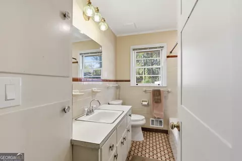 Bath - 117 Glencrest Dr, Toccoa, GA 30577 photo 1 of 2