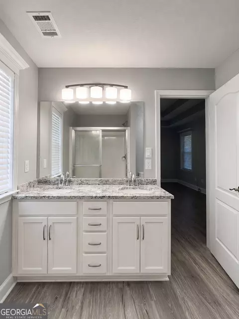 Bath - 308 Lamplight Dr, Byron, GA 31008 photo 1 of 5