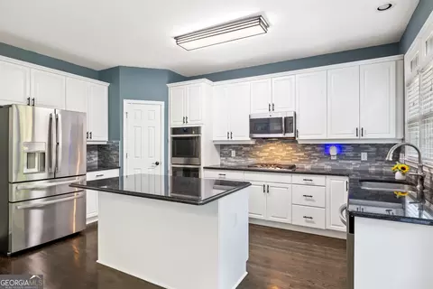 Kitchen - 1010 River Mist Dr, Suwanee, GA 30024 photo 2 of 5