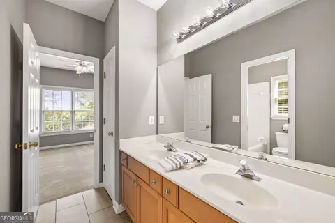 Bath - 1010 River Mist Dr, Suwanee, GA 30024 photo 7 of 9
