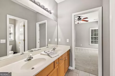 Bath - 1010 River Mist Dr, Suwanee, GA 30024 photo 6 of 9