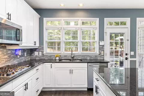 Kitchen - 1010 River Mist Dr, Suwanee, GA 30024 photo 4 of 5