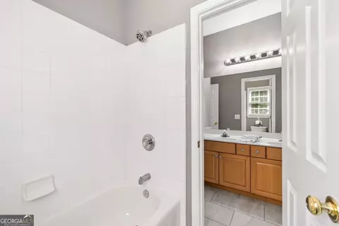 Bath - 1010 River Mist Dr, Suwanee, GA 30024 photo 8 of 9