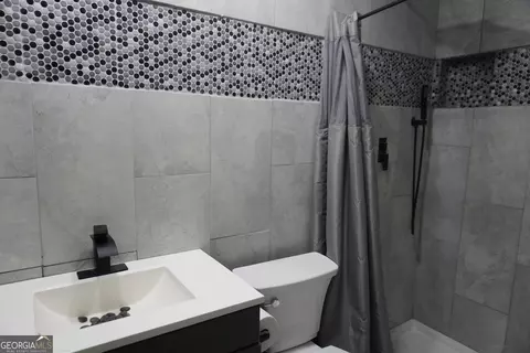 Bath - 6436 Alpine Rd, Rex, GA 30273 photo 1 of 2
