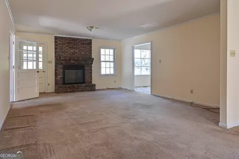 Living - 1237 Firestone Dr, Albany, GA 31707 photo 2 of 3