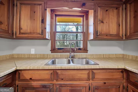Kitchen - 93 Hickory Cir, Toccoa, GA 30577 photo 6 of 7