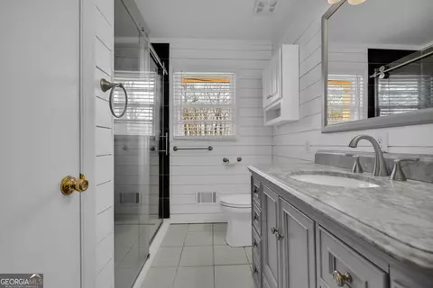 Bath - 93 Hickory Cir, Toccoa, GA 30577 photo 1 of 4
