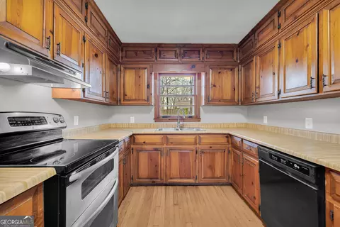 Kitchen - 93 Hickory Cir, Toccoa, GA 30577 photo 4 of 7