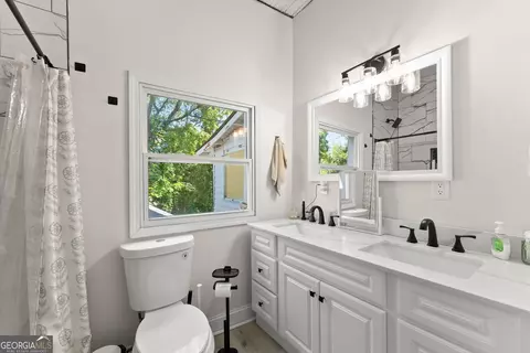Bath - 2158 N Broad St, Commerce, GA 30529 photo 2 of 3