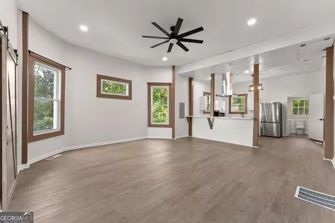 Living - 2158 N Broad St, Commerce, GA 30529 photo 2 of 8