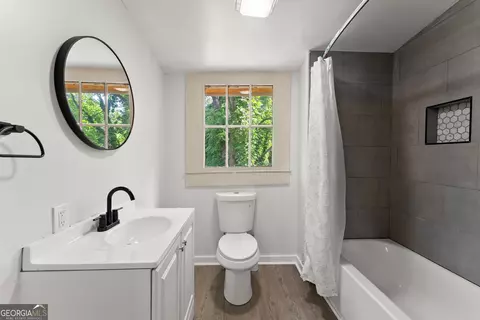 Bath - 2158 N Broad St, Commerce, GA 30529 photo 3 of 3