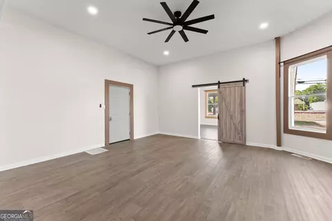 Living - 2158 N Broad St, Commerce, GA 30529 photo 5 of 8
