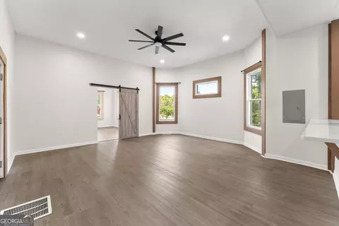Living - 2158 N Broad St, Commerce, GA 30529 photo 4 of 8