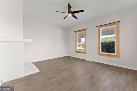 Living - 2158 N Broad St, Commerce, GA 30529 photo 6 of 8