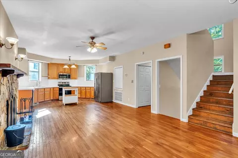 Living - 111 Chadwick Rd, Warner Robins, GA 31088 photo 2 of 10