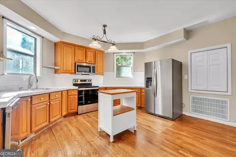 Kitchen - 111 Chadwick Rd, Warner Robins, GA 31088 photo 2 of 4