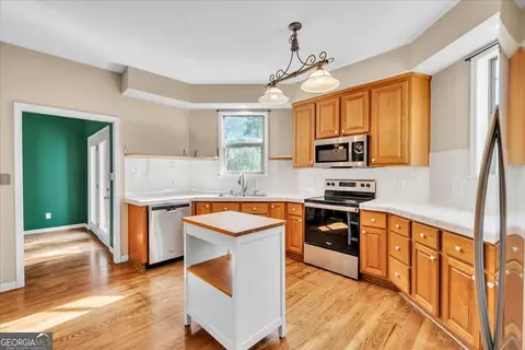 Kitchen - 111 Chadwick Rd, Warner Robins, GA 31088 photo 3 of 4