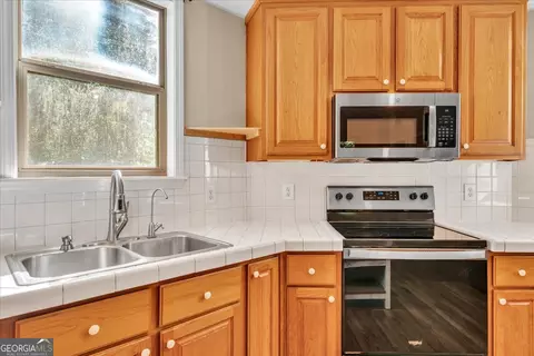 Kitchen - 111 Chadwick Rd, Warner Robins, GA 31088 photo 4 of 4