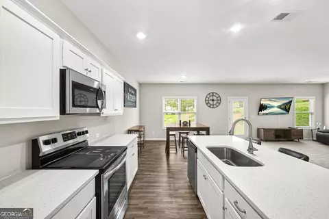 Kitchen - 409 Splash Pointe Pointe, Temple, GA 30179 photo 3 of 3