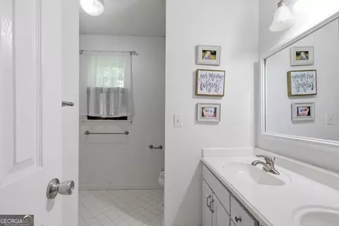 Bath - 147 Ridgeway Cir, Cornelia, GA 30531 photo 4 of 5
