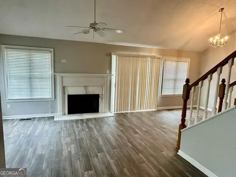 Living - 1910 Loop Rd #6A, Vidalia, GA 30474 photo 2 of 3