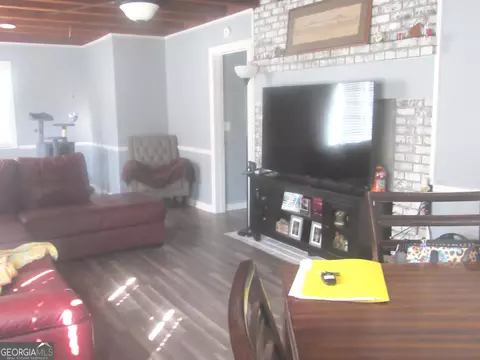 Living - 433 Ga Highway 26 E, Cochran, GA 31014 photo 1 of 1