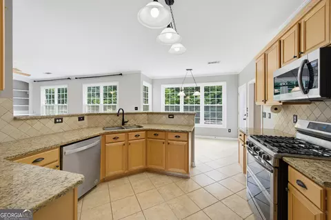 Kitchen - 490 Ruby Forest Pkwy, Suwanee, GA 30024 photo 4 of 6